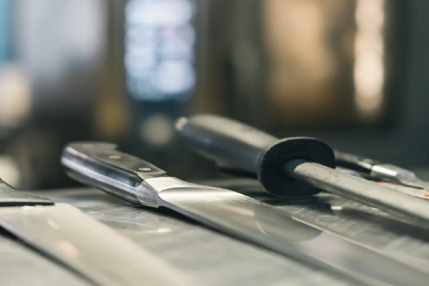 Een aantal koksmessen op een rij op een werkblad