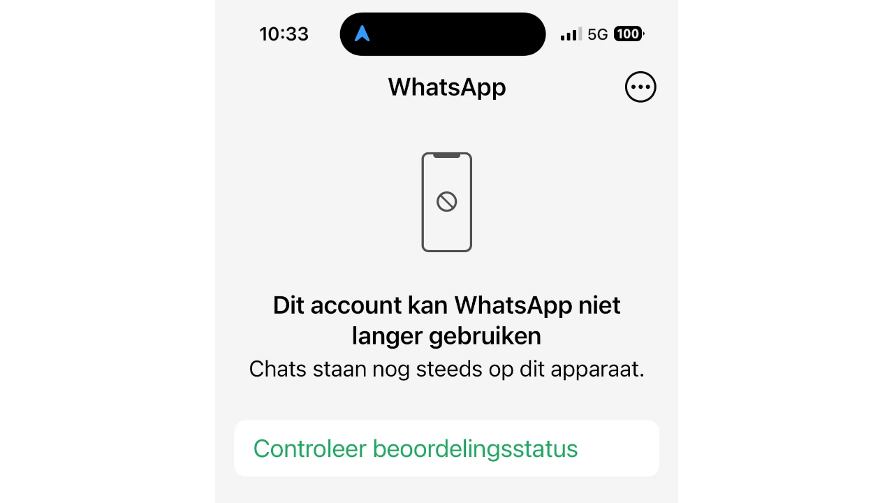Smartphone met geblokkeerde WhatsApp-app